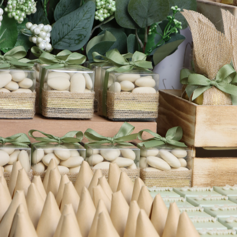 Baby personalized safari animals theme chocolate arrangement wood stand