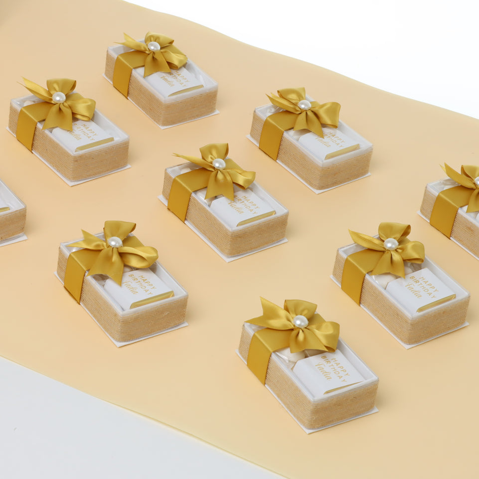 Set of 20 Birthday personalized chocolate & almond dragees view top box giveaway