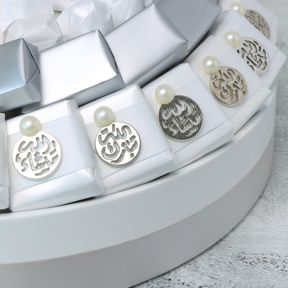 Wedding flower decorated chocolate round tray