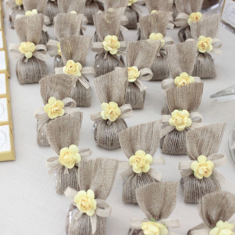 Flower & jute ribbon decorated loose chocolate