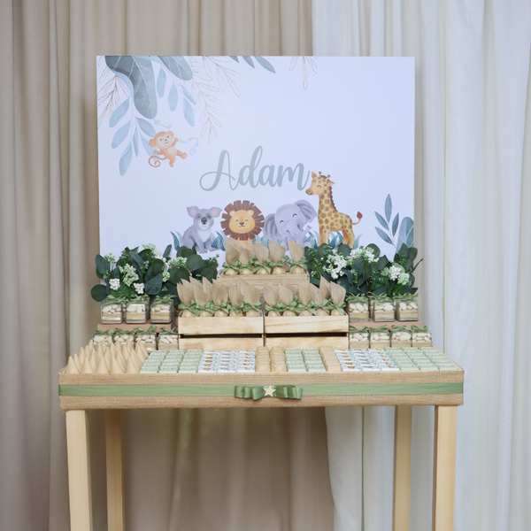 Baby personalized safari animals theme chocolate arrangement wood stand