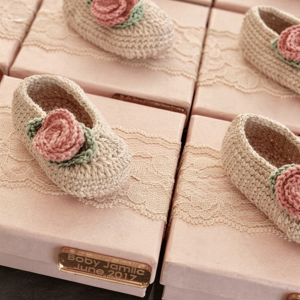 Set of 20 Baby girl crochet shoes decorated chocolate box