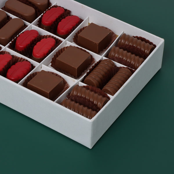 Arabic calligraphy national designed 12 piece premium chocolate hard box