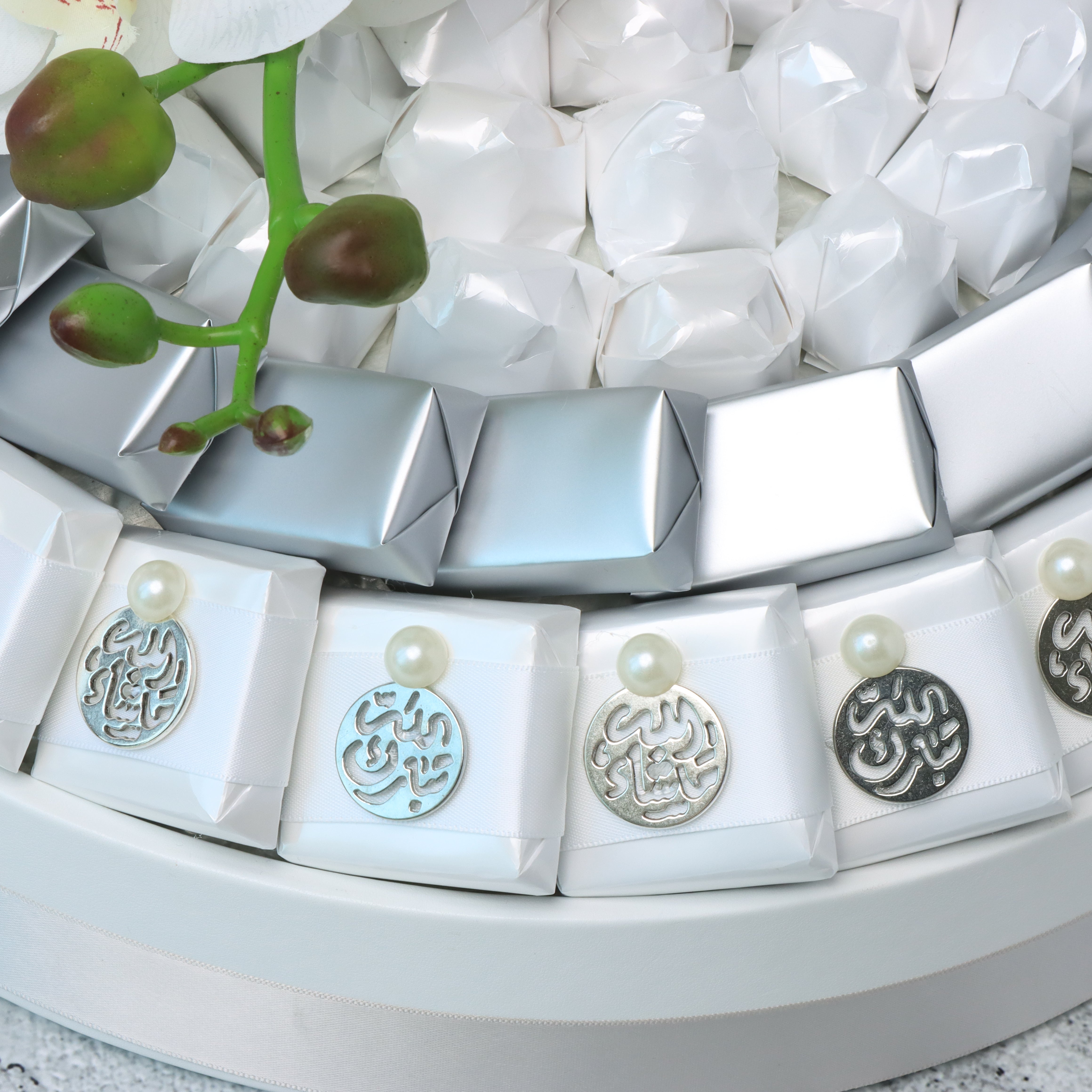 Wedding flower decorated chocolate round tray