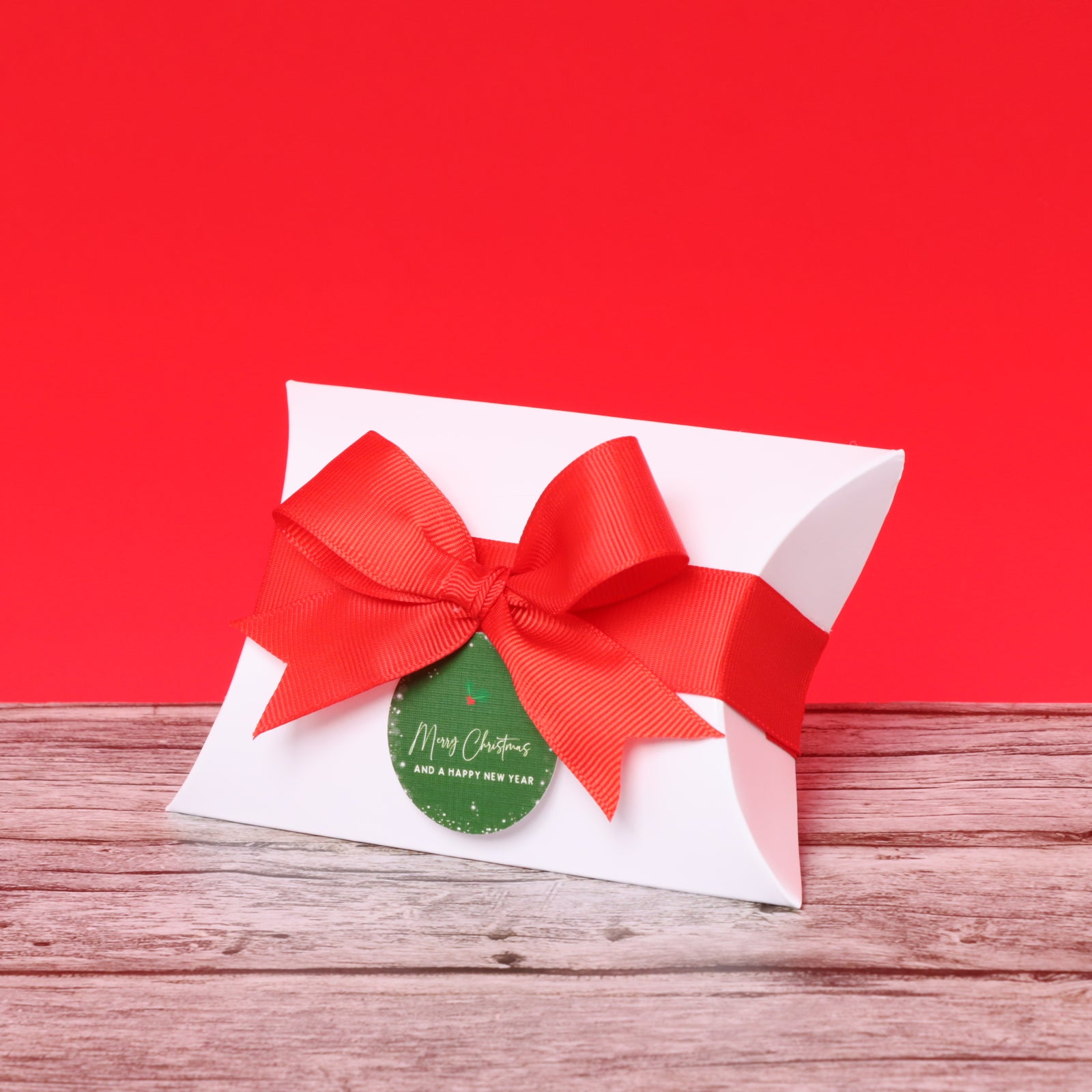Set of 20 'Merry Christmas & Happy New Year'-themed chocolate pillow box giveaways