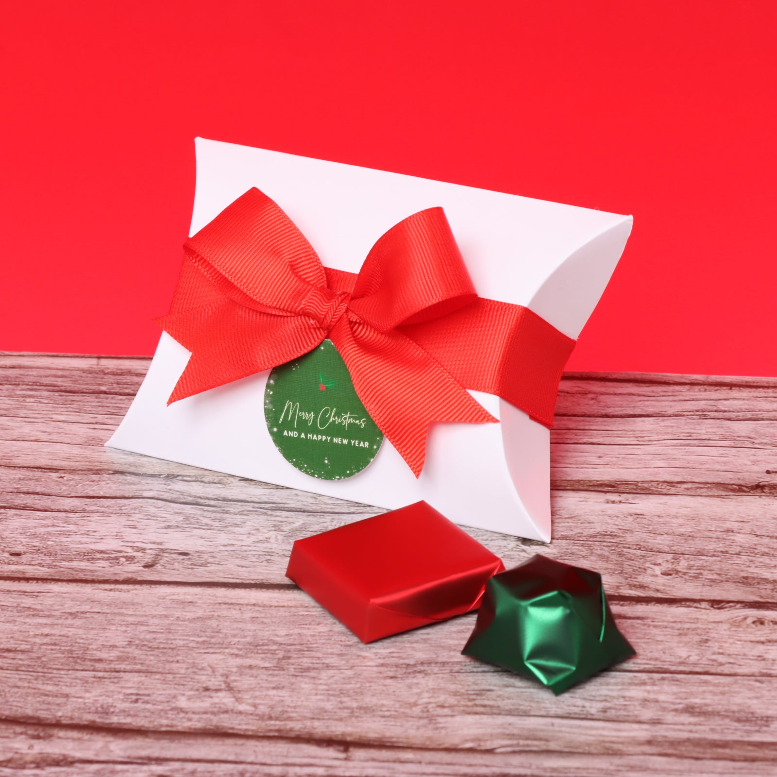 Set of 20 'Merry Christmas & Happy New Year'-themed chocolate pillow box giveaways