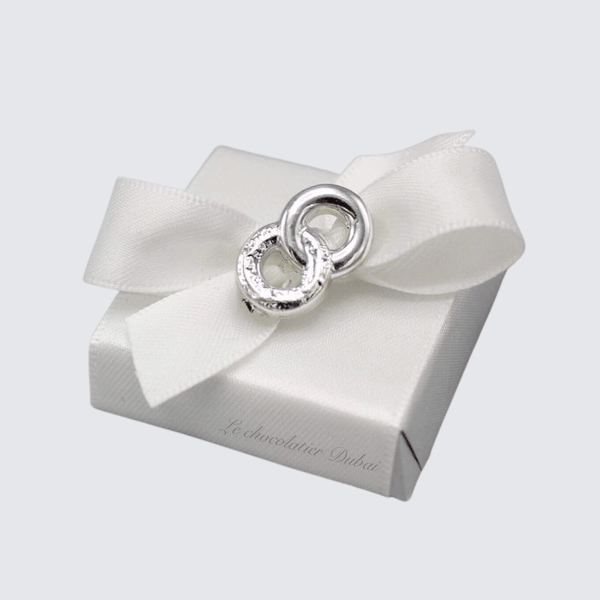 Wedding ring with ribbon decorated loose chocolate