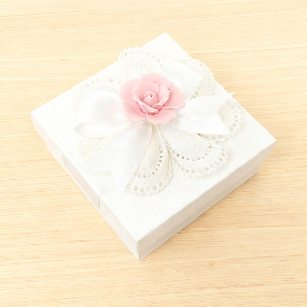 Set of 20 Bridal premium chocolate decorated box with flower petals and ribbons