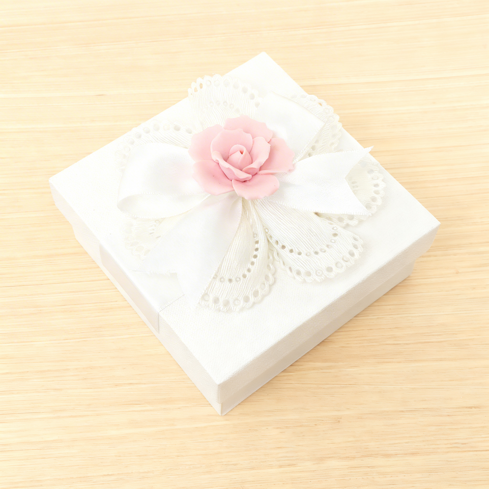 Set of 20 Bridal premium chocolate decorated box with flower petals and ribbons