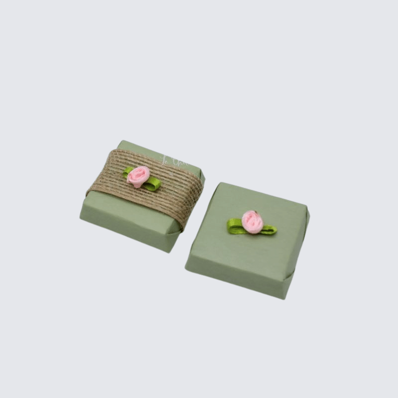 MOSS GREEN FLOWER DECORATED CHOCOLATE	 		