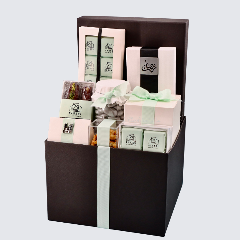 CORPORATE BRANDED CHOCOLATE & SWEET EXTRA LARGE HAMPER