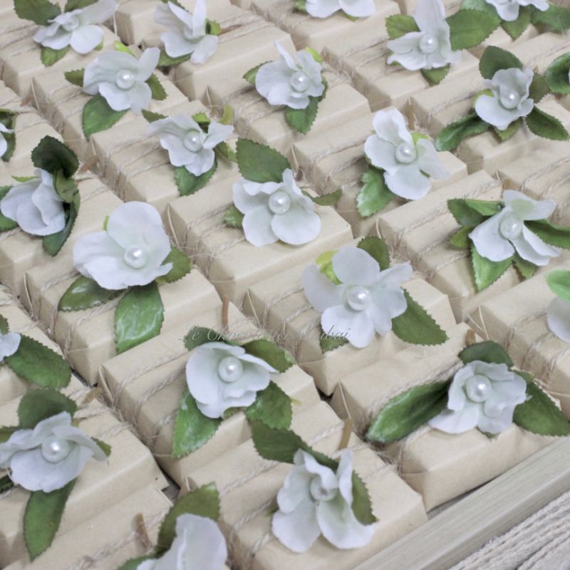 RUSTIC WHITE FLOWER DECORATED CHOCOLATE